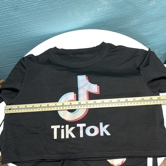 TikTok Logo Cropped Tee & Shorts Lounge Set w/ Pockets + Free Stickers – Large - Picture 10 of 15